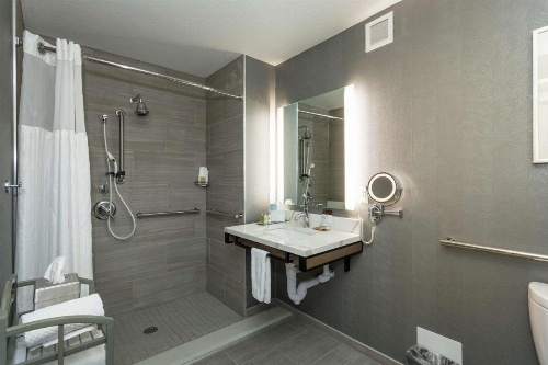 DoubleTree by Hilton Harrisonburg image 11